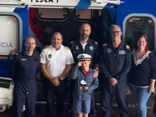 espana/galicia/20260901/urtzi-nino-8-anos-evacuado-isla-ons-sorprende-guardacostas-regalo-especial_454312