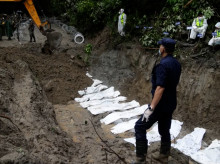 sociedad/20260901/sobrecogedor-entierro-colectivo-victimas-riada-nepal_454374
