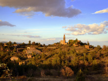 espana/cataluna/tarragona/20260904/pueblo-tumbas-vacias-enclave-tarragona-marcado-oscuros-rituales-asesinatos-resolver_455161