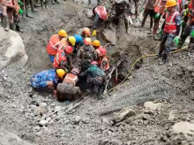 sociedad/20260904/rescatan-vida-dos-trabajadores-tunel-diez-dias-despues-riada-nepal_455273