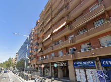 espana/cataluna/barcelona/20260907/apunala-companero-piso-dos-personas-acaba-critico-hospital-saltar-balcon_455939