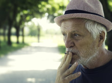 salud-y-bienestar/bienestar/psicologia/20260908/fumar-aumenta-soledad-mayores-65-anos-segun-estudio_456072