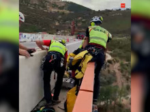 espana/madrid/20260909/bomberos-comunidad-madrid-rescatan-tres-operarios-atrapados-gran-altura-rio-cofio_456771