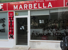 espana/andalucia/malaga/20260909/aparecen-pintadas-e-insultos-contra-pedro-sanchez-sede-psoe-marbella-traidores_456812