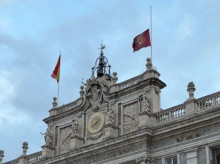 espana/madrid/20260909/guion-rey-palacio-real-madrid-ondea-media-asta-funeral-harald-v-noruega_456831