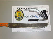 espana/galicia/20260910/huyen-ver-policia-arrojan-armas-durante-fuga-orense-machete-cuchillo-pistola-simulada_457444