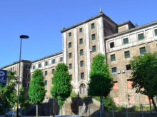 espana/galicia/20260915/viejo-hospital-santiago-estuvo-anos-abandonado-ahora-tiene-habitaciones-hasta-1525-euros-mes_458468