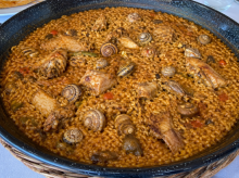 espana/castilla-la-mancha/20260920/arroz-manchego-planta-cara-paella-conejo-caracoles-vino-tinto_458861