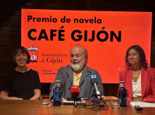cultura/20260915/escritor-miguel-dalmau-gana-premio-cafe-gijon-novela-libro-reina-cuba_458925
