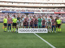 deportes/futbol/la-liga/20260916/jugadores-atletico-osasuna-posan-delante-cartel-todos-ceuta_459594
