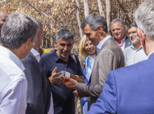 espana/andalucia/20260917/agasajan-sanchez-miel-durante-visita-incendio-niebla-ningun-vecino-alrededor_459965