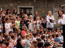 espana/casa-real/20260917/alumnos-colegio-donde-estudio-cantan-feliz-cumpleanos-reina_460005