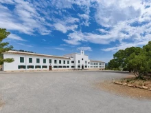 espana/baleares/20260918/seis-dias-silencio-ibiza-retiro-carmelita-bombay-paso-15-anos-japon_460389