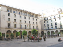 espana/comunidad-valenciana/20260921/juzgan-familia-acusada-usar-cartilla-bancaria-mujer-cobrar-pension-invalidez_461243