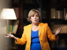 espana/andalucia/sevilla/20260922/saenz-santamaria-reaparece-presentada-como-candidata-mujer-influyente-democracia_461461