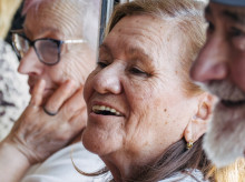 familia/20260925/asi-infantilizamos-personas-mayores-darnos-cuenta-edadismo-esconde-pequenos-gestos_462253