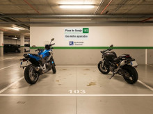 motor/20260926/ley-propiedad-horizontal-aclara-legal-aparcar-dos-motos-plaza-garaje-estrecha_462965