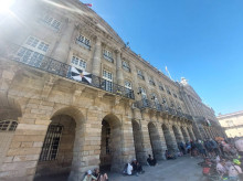 espana/galicia/20260927/ayuntamiento-santiago-relega-bandera-ceuta-esquina-coloca-palestina-balcon-principal_463291
