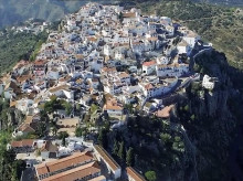 espana/andalucia/malaga/20260929/este-pueblo-malaga-ofrece-alojamiento-comida-gratis-cambio-trabajar-casa-rural_463718