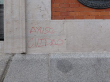 espana/madrid/20260929/pintadas-amenazas-basura-orines-acampados-sol-atentan-contra-real-casa-correos-sede-gobierno-madrileno_464022