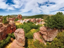 espana/castilla-la-mancha/20261005/diminuto-pueblo-espanol-escondido-entre-rocas-rojas-tiene-plaza-toros-creada-naturaleza_461079