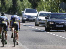 motor/20261004/ultimo-desproposito-dgt-pretende-coches-adelanten-bicicletas-10-kilometros-hora_465455