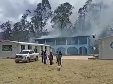internacional/20261004/explosivo-provoca-incendio-centro-votacion-peru-obliga-suspender-elecciones-distrito_465978