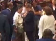 espana/baleares/20261006/psoe-intenta-usar-desahuciada-contra-prohens-mujer-acaba-abrazando-presidenta-te-vote_466587