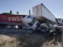 espana/castilla-y-leon/20261009/muerto-varios-heridos-accidente-entre-tres-camiones-dos-coches-62-tordesillas-valladolid_468030