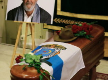 espana/galicia/20261009/claveles-rojos-eterno-sombrero-marron-ultimo-adios-xose-manuel-beiras-santiago_468137