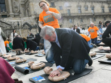 espana/galicia/20261010/500-personas-reunen-plaza-obradoiro-aprender-practicar-rcp_468399