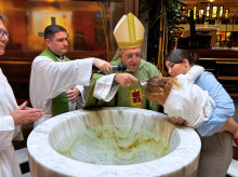 religion/20261011/quince-ninos-rescatados-aborto-reciben-bautismo-manos-obispo-getafe_468561