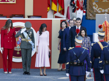 espana/20261012/sanchez-sufre-duro-abucheo-llegada-pese-encerrarse-tres-minutos-coche-minimizarlo_468682