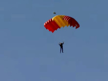 espana/defensa/20261012/asi-sido-salto-paracaidas-bandera-24-metros-cuadrados_468708
