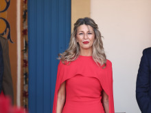 gente/20261012/yolanda-diaz-escoge-marca-gallega-luce-vestido-rojo-capa-dia-hispanidad_468739