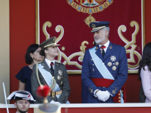 gente/20261012/rey-felipe-princesa-leonor-han-vestido-uniformes-diferentes-desfile-12-octubre_468811