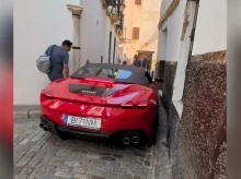 espana/andalucia/sevilla/20261014/turista-queda-atrapado-lujoso-ferrari-pleno-casco-antiguo-sevilla_469438