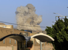 internacional/20261015/mueren-dos-escoltas-primer-ministro-yemen-ataque-huti-contra-palacio-presidencial_470116