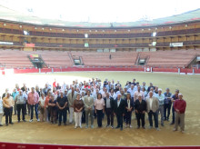 espana/20261015/guardan-minuto-silencio-rechazo-agresion-sexual-tuvo-lugar-durante-vaquillas-pilar_470159