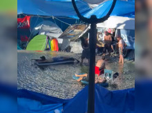 espana/madrid/20261015/acampados-puerta-sol-convierten-fuente-plaza-piscina_470166