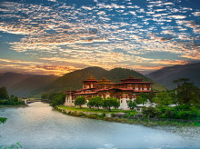 estilo-vida/viajar/20261019/pais-asia-cobra-100-dolares-noche-visitantes-mide-desarrollo-tasas-felicidad_470361