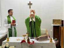 religion/vaticano/20261016/primera-imagen-papa-leon-operacion-cancer-pulmon-oficiando-misa-hospital-gemelli_470431