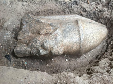 historia/20261017/hombre-descubre-casualidad-terreno-dos-estatuas-colosales-ramses-ii-egipto_470747
