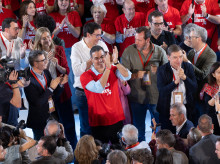 espana/madrid/20261018/extrano-baile-sanchez-ritmo-malibu-durante-acto-campana-fuenlabrada_470915