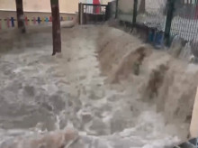 espana/baleares/20261019/espectacular-tromba-agua-inunda-patio-colegio-agora-portals-mallorca-suerte-clases-habian-suspendido_471275