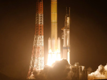 ciencia/20261020/cinco-anos-diez-gramos-tierra-japon-lanza-exito-primera-mision-luna-marte_471592