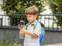familia/20261022/generacion-lleva-botellas-agua-mochila-hidratarse-mejora-rendimiento-escolar_472393