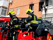 espana/andalucia/sevilla/20261022/dos-personas-heridas-verse-obligadas-saltar-desde-tercera-planta-incendio-piso-sevilla_472477