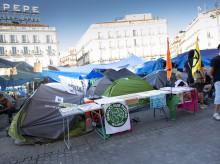 espana/madrid/20261022/acampada-sol-impide-ayuntamiento-quitar-toldos-verano-poner-tradicional-arbol-navidad_472686