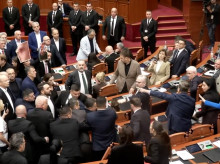 internacional/20261022/violencia-protestas-albania-traslada-parlamento-empujones-forcejeos-lanzamientos-objetos-presidente-camara_472819